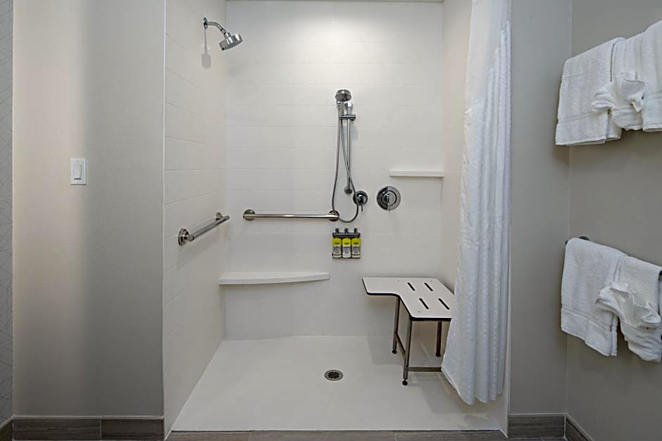 Holiday Inn Express and Suites Valencia - Santa Clarita By IHG