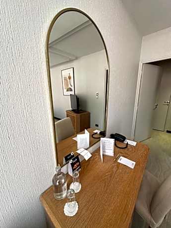 Queen Room with Street View - Non-Smoking