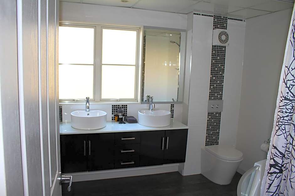 Birchwood Manor Motel