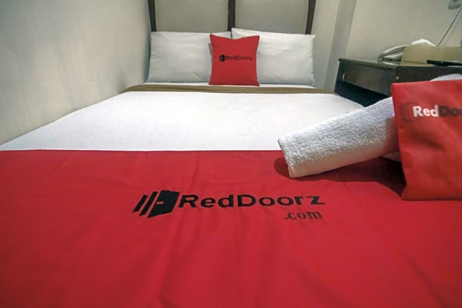 RedDoorz near RS Husada