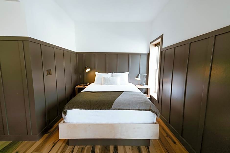 The Flying Steamshovel Inn