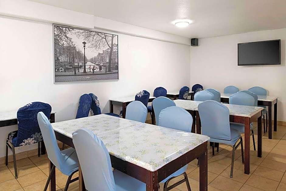 Days Inn & Suites by Wyndham Artesia