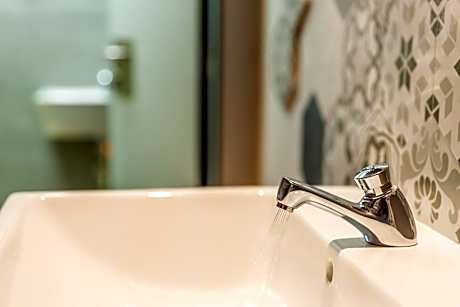 Single Bed in Mixed Dormitory Room (8 Adults)