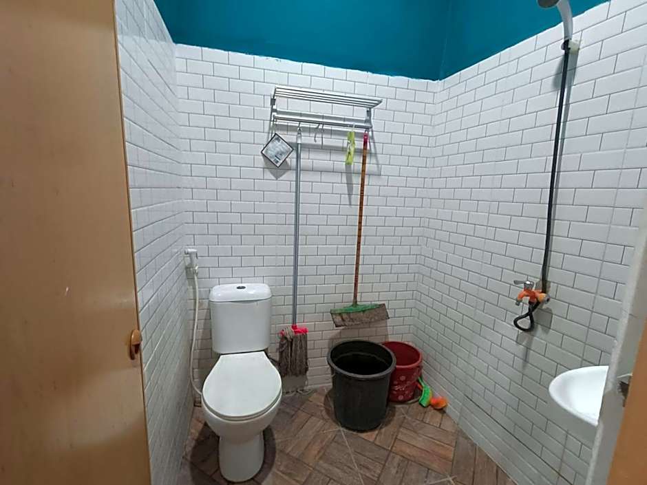 OYO Life 93158 Kost Asaka