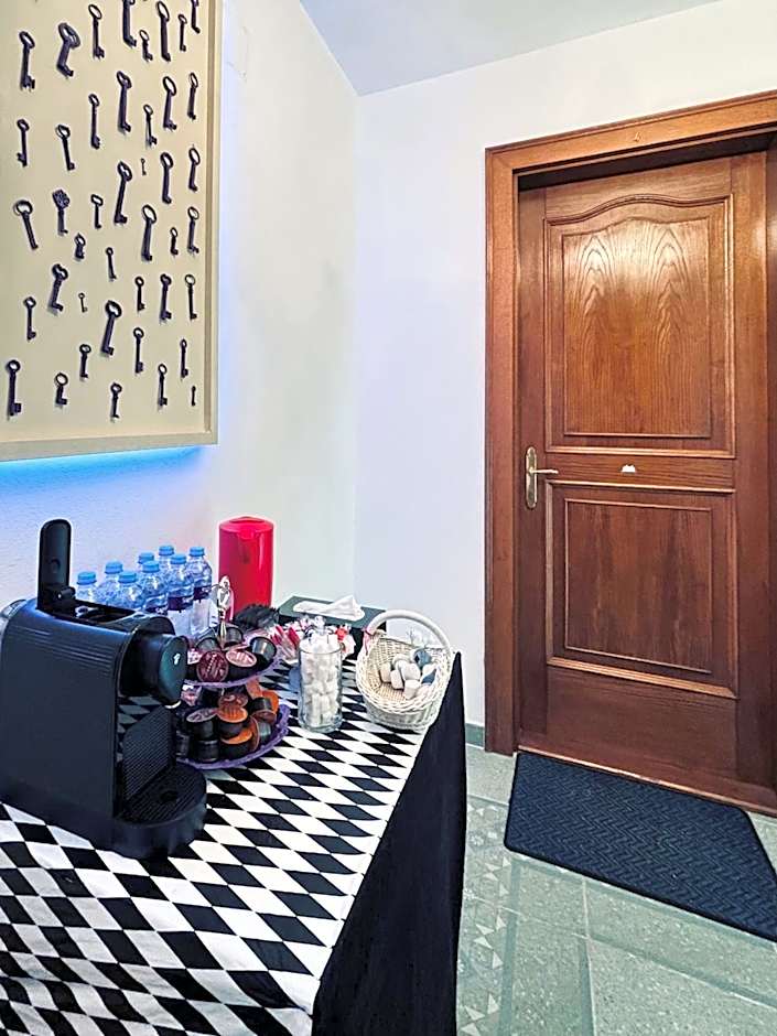 Poet's Theme Room, Free Parking
