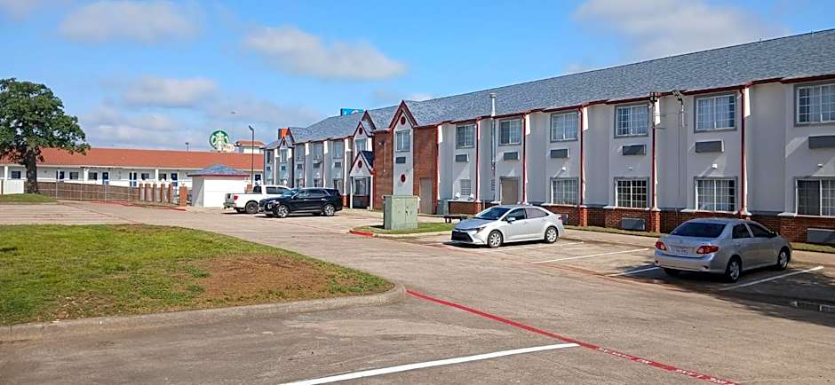 Red Roof Inn & Suites Euless - DFW Airport Southwest