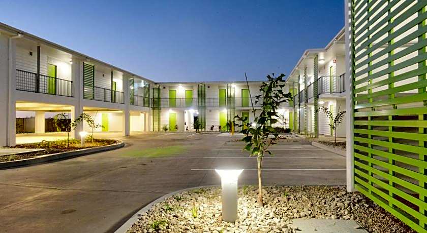 Mackay Oceanside Central Hotel