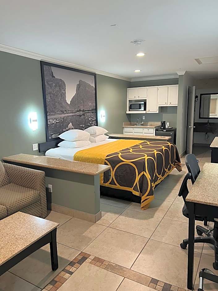 Super 8 by Wyndham McAllen/Downtown