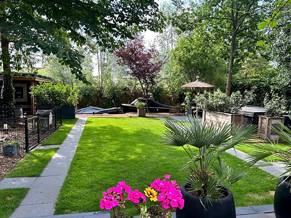 Casa aan de Plas, B&B met sauna en hottub of jacuzzi