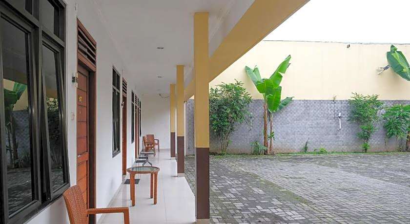 RedDoorz near Alun Alun Wonosobo