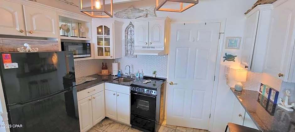 COUPLES GETAWAY, HONEYMOON SWEET, Perfectly Cozy Beach Front Condo with kitchen, pool, free parking,CHECK-IN AT DOOR