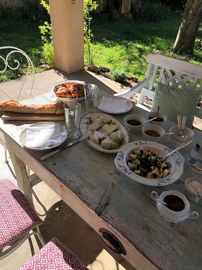 Les Romarins B&B, 10 min d'Uzès, piscine et grand jardin, Table d'hôte
