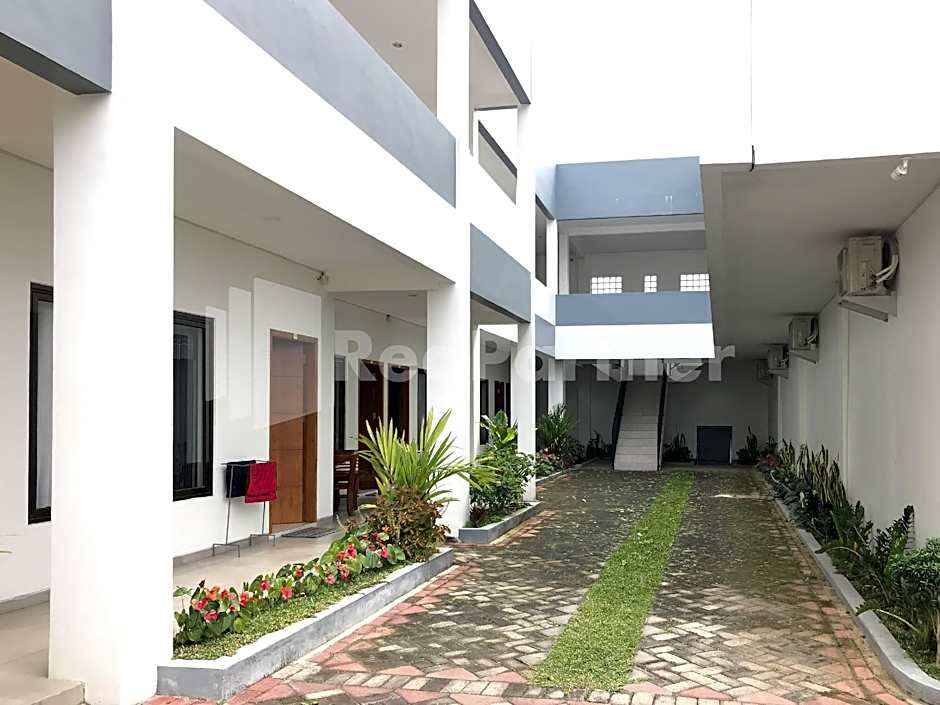 Hotel D88 Mitra RedDoorz near Santera Flower Garden