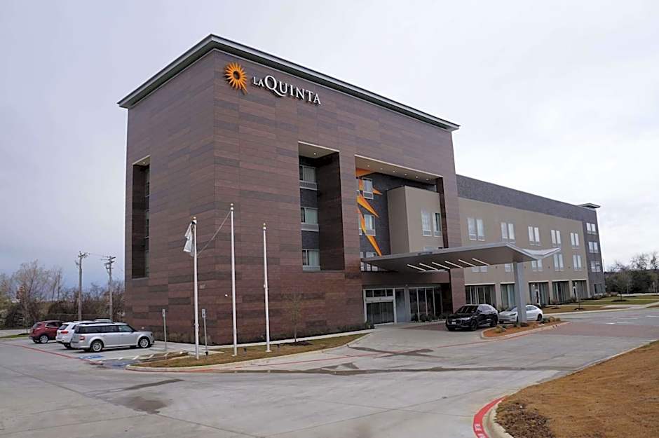 La Quinta Inn & Suites by Wyndham Lewisville