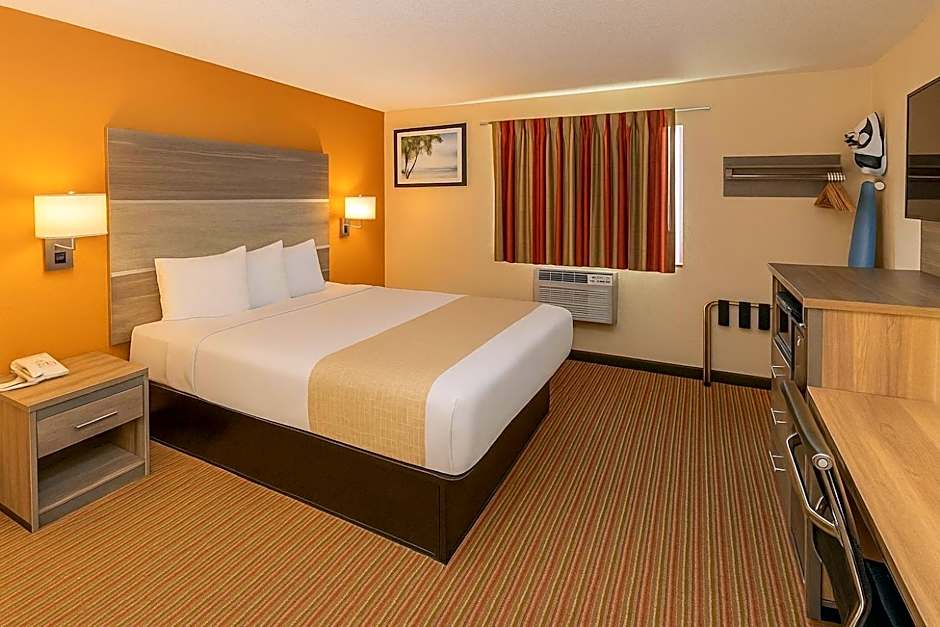 Travelodge by Wyndham Muskegon
