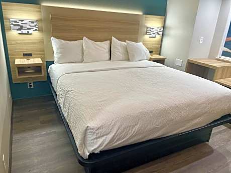 1 King Bed Nonsmoking Accessible