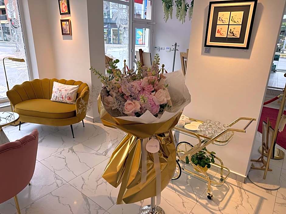 La Luna Premium Deluxe Apartment with Pool & Jacuzzi, Bikes and Covered Parking