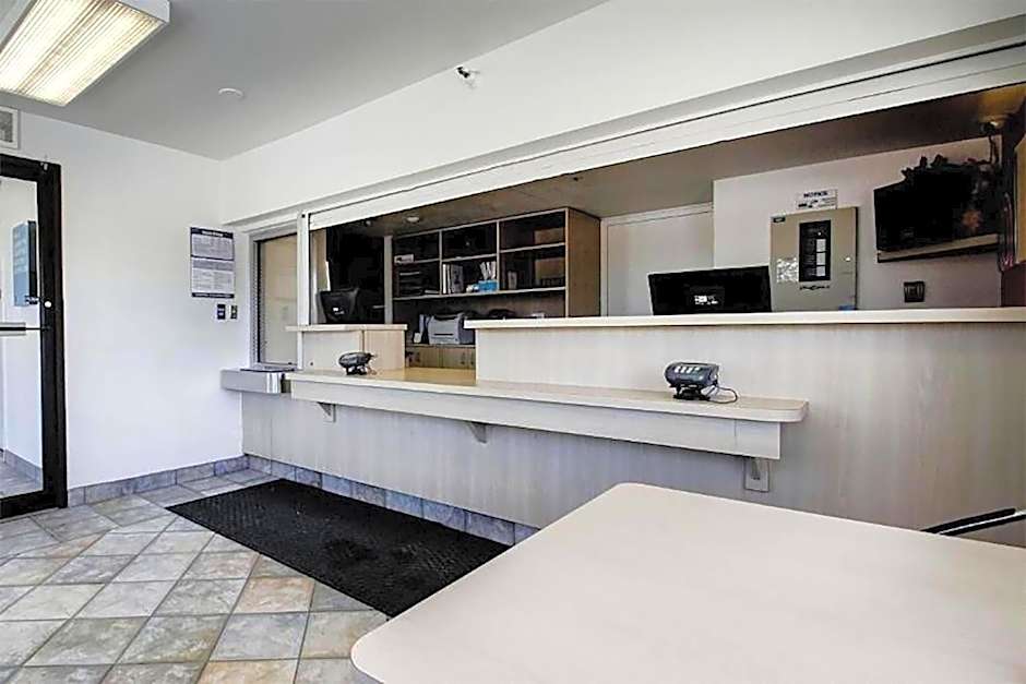 Super 8 by Wyndham Woods Cross - Salt Lake City North