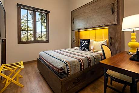 PETITE QUEEN - 135 SQF, Guest room, Poolside, Pool