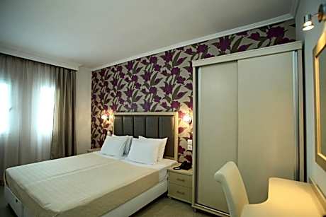 One-Bedroom Apartment with Sea View