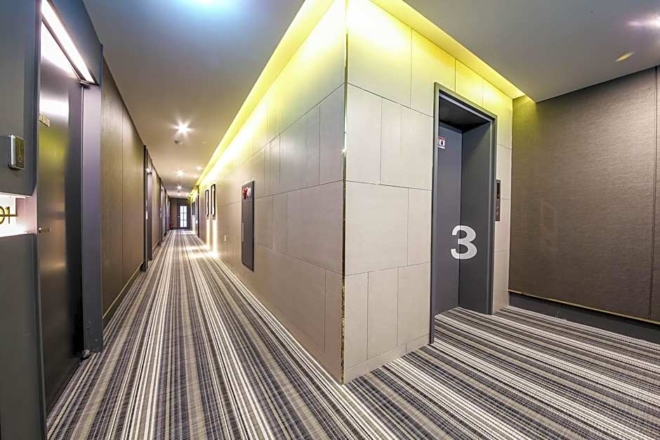 Brown-Dot Hotel Gupo