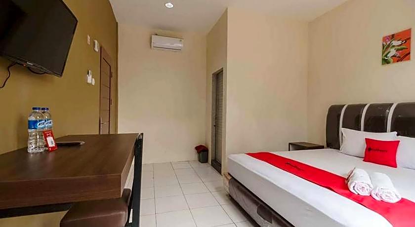 RedDoorz near RS Adam Malik Medan 2