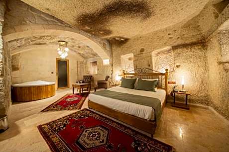 Deluxe Cave Suite with Jacuzzi