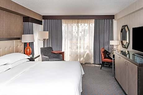 Deluxe Corner King Room - Hearing Accessible