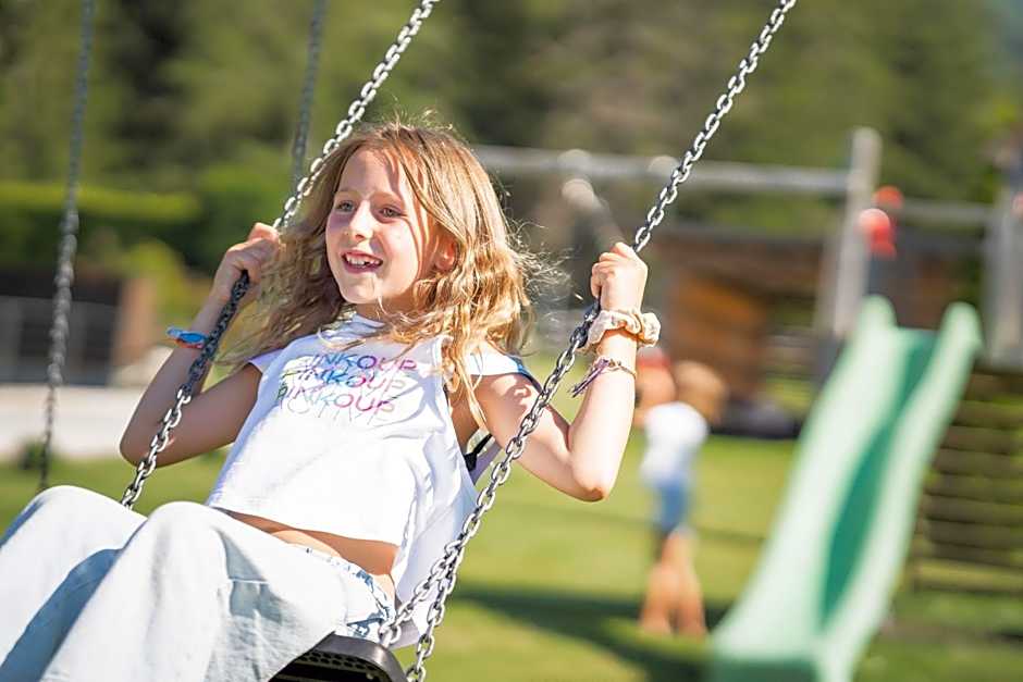 Aparthotel Familiaris - Family Apartments - Pools & Spa in Dolomites