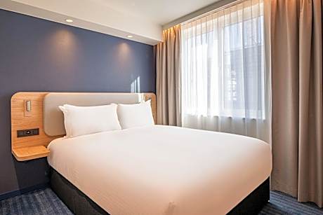 1 Queen Suite with Kitchenette