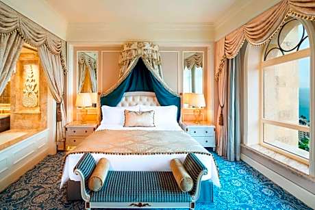 Deluxe Ocean View Suite