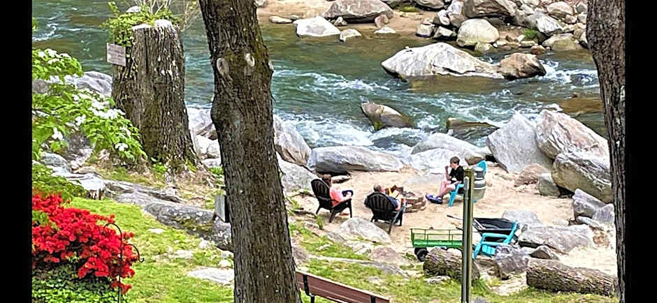 The Evening Shade River Lodge and Cabins
