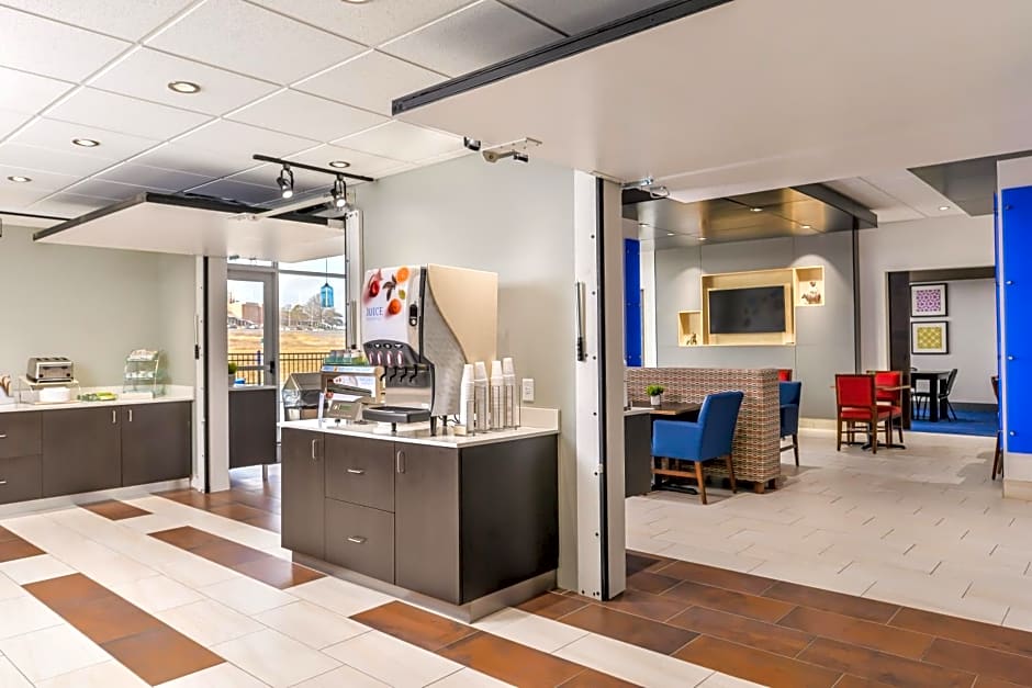 Holiday Inn Express & Suites Kansas City - Lees Summit By IHG