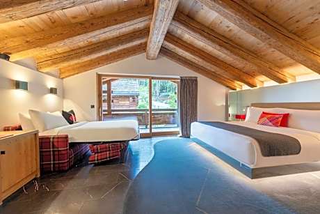 Cozy Family Room with One King Bed, One Single Bed and Balcony