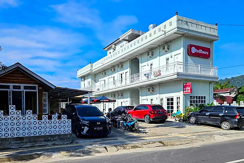 RedDoorz Syariah near Kantor Bupati Pantai Pandan Sibolga