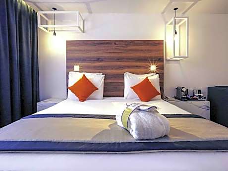 Junior Suite with 1 king-size bed and 1 sofa