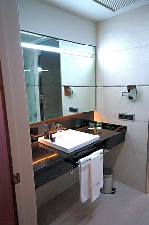 Standard Double Room Single Use (1 Queen Bed)