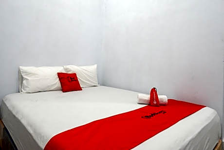 RedDoorz Plus @Hawai Inn Near Mall of Panakukang