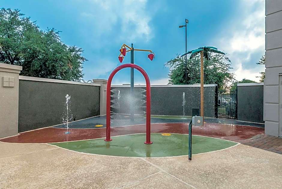 La Quinta Inn & Suites by Wyndham Arlington North Six Flags Drive