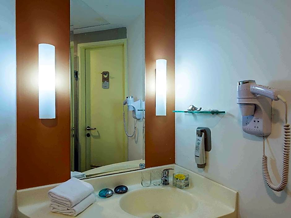 Ibis Saigon South Hotel