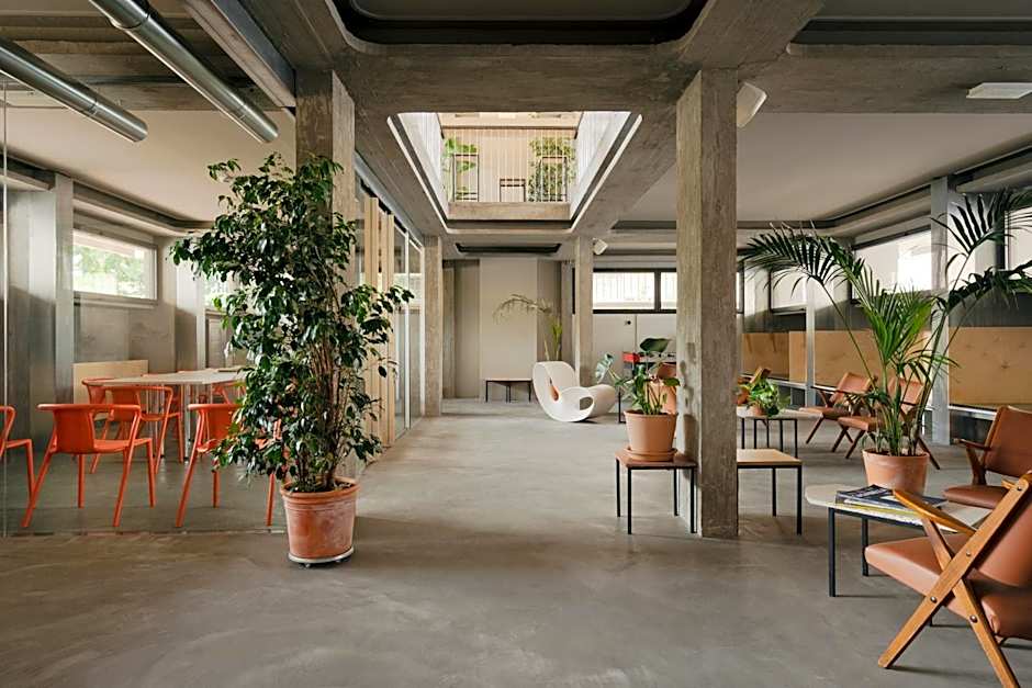 'RE-Dama Hostel