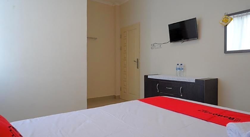 RedDoorz near Millenium Waterpark Palu