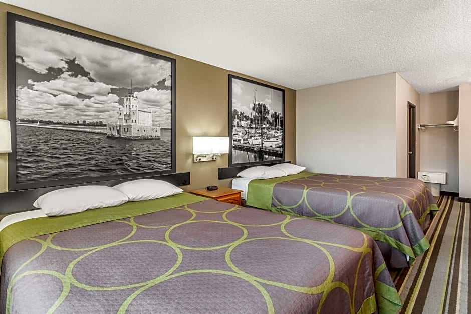 Super 8 by Wyndham Green Bay Near Stadium