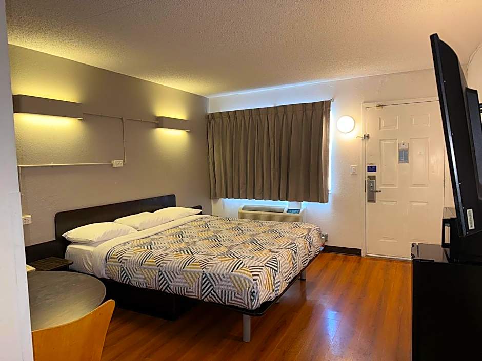 Motel 6 Joliet, IL - I-80