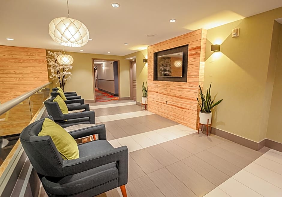 Days Inn & Suites by Wyndham Fort Myers Near JetBlue Park