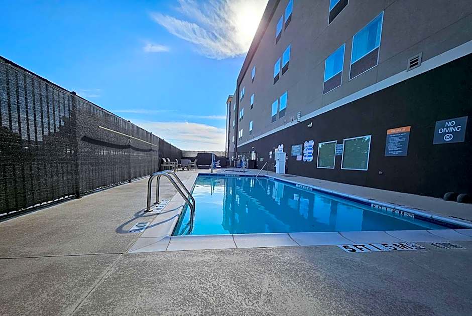 La Quinta Inn & Suites by Wyndham-Red Oak TX IH-35E