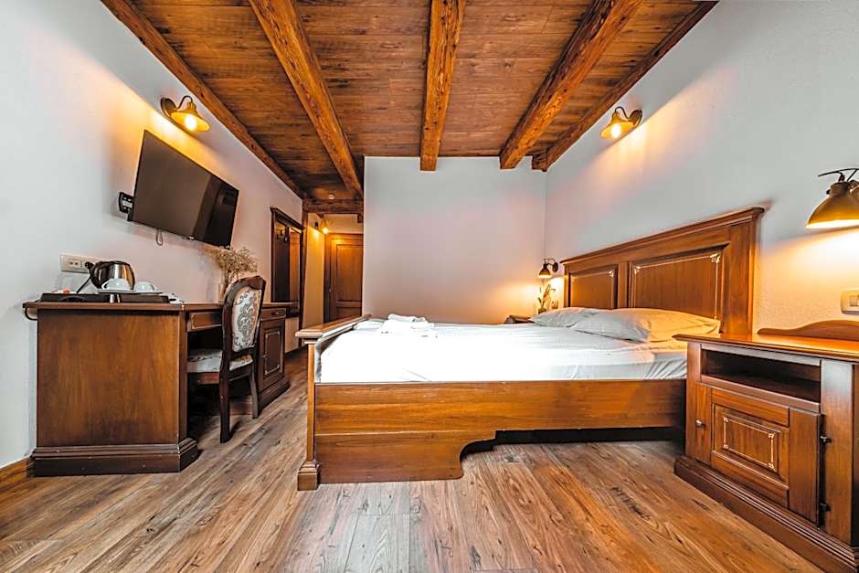 CASA CHITIC - HOTEL & RESTAURANT- Str Nicolae Balcescu 13