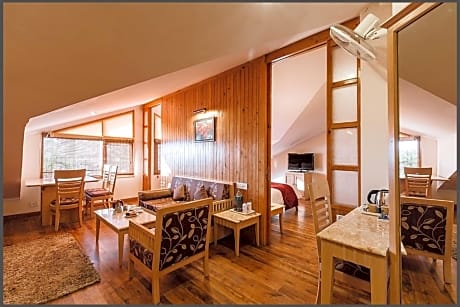 Interconnected Family Room with Jacuzzi