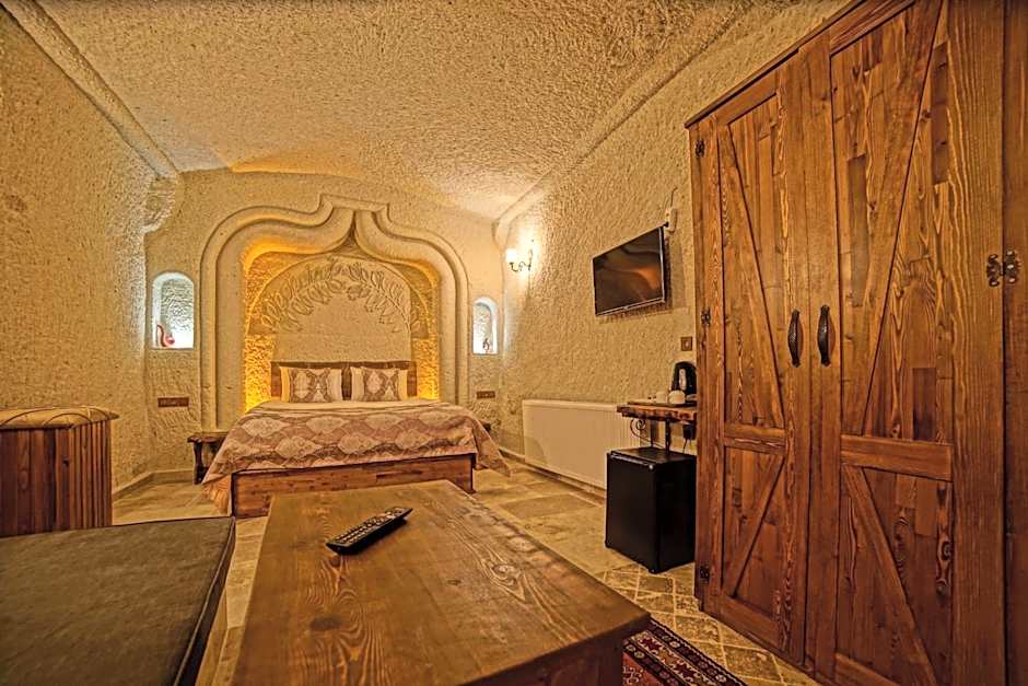 Risus Cave Suites