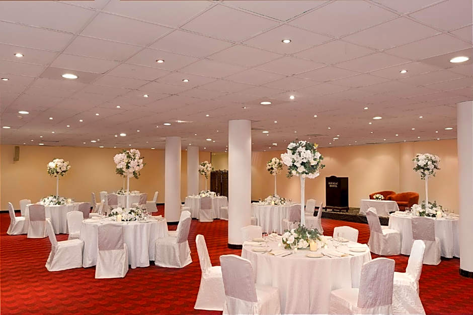 Al Falaj Hotel
